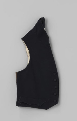 Waistcoat of black trimmed wool, with small cut corners, five silk buttons, high standing collar and false flap pockets, underneath three buttons; lined with white linen