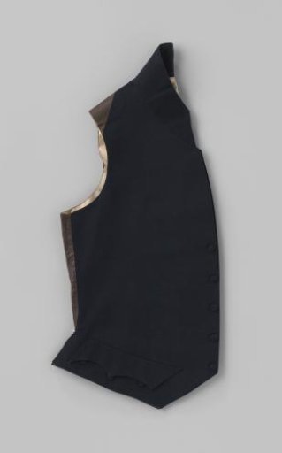 Jacket with front panels cut straight, closing at the bottom with five woolen buttons and sewn-on wide and narrow flap pockets, under which three buttons, of black shiny wool