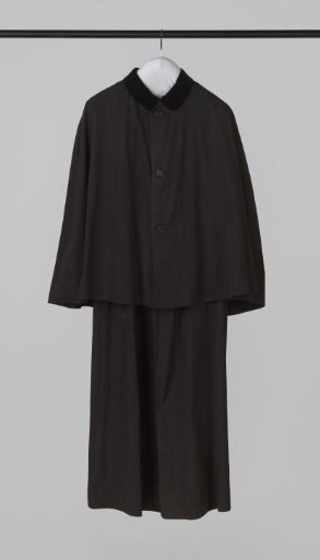 Coachman's jacket of black wool gabardine without sleeves, with a cape and a dark blue velvet collar