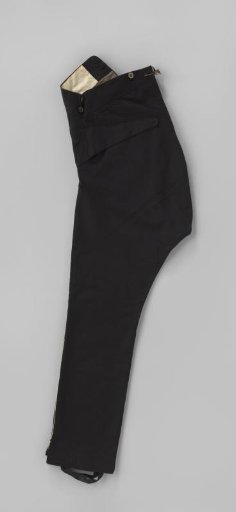 Breeches of black cloth with flap across the entire front, underneath two pockets with standing entrance and smaller pocket on the right, waistband with eyelet buttons and copper and white braid, part of a civic guard uniform