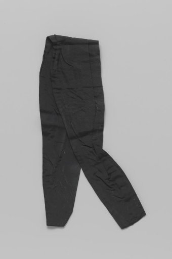 Skirt of black taffeta, constructed from two layers of fabric, the outer one folded at the bottom into a long curved pleat, the inner one smooth
