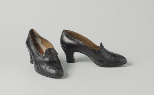Lady's shoe of black leather decorated with black reptile leather and a raised flap on the instep