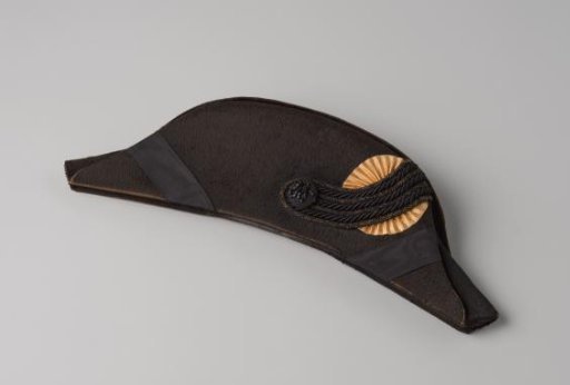 Mourning cut of black felt; model chapeau bras
