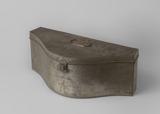 Cut-shaped tin, handle on the hinged lid