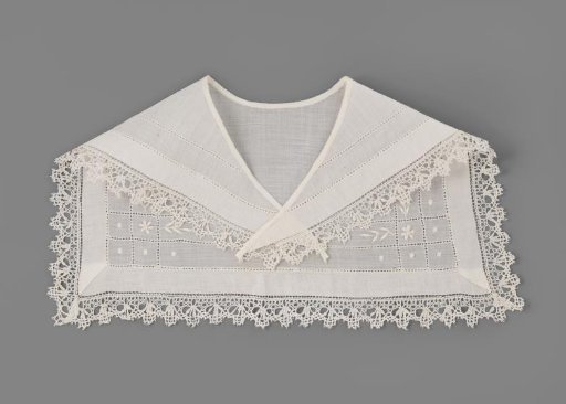 Cotton collar with edges trimmed with cutwork lace and a scalloped border