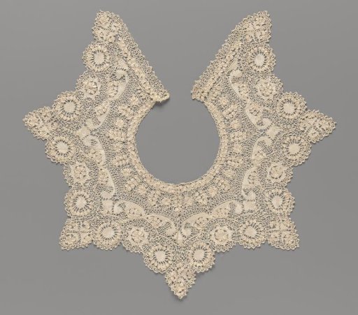 Collar of bobbin lace with Maltese crosses