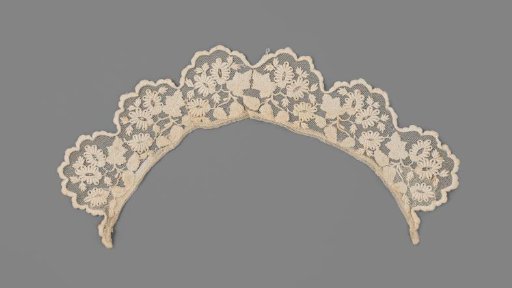 Shawl collar of embroidered tulle, white