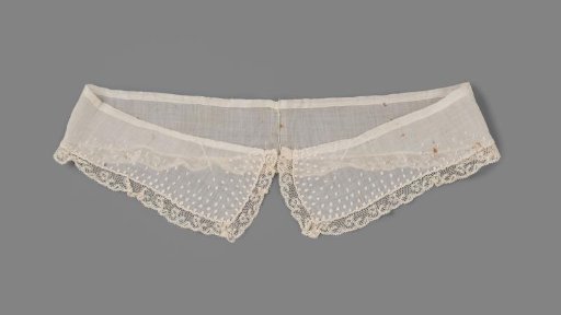 Shawl collar of batiste with smocking in shadow work and a Valenciennes lace border