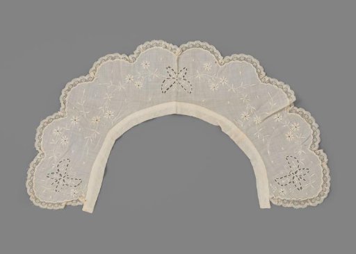 Collar, carved, of embroidered batiste with Valenciennes lace border