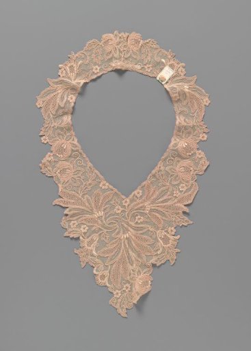 Application of machine-made lace for a round neckline