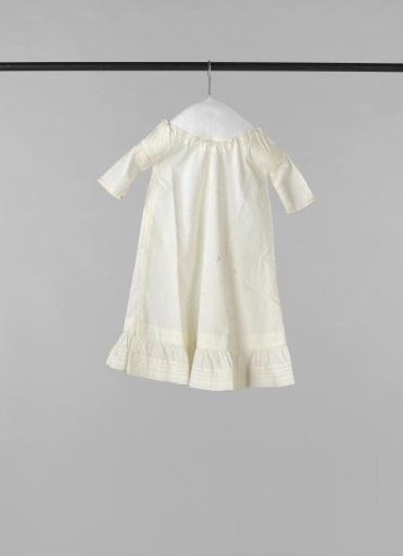 Nightgown for a child of white cotton.