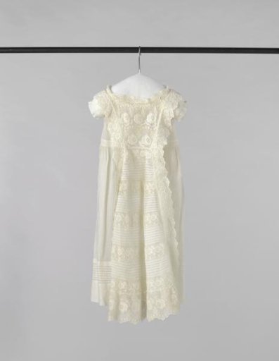 Toddler's dress of batiste with smoothly inserted shell strips with rose embroidery