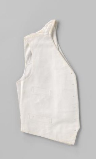 Evening waistcoat with four patch pockets, six buttonholes opposite four round holes for loose buttons and V-neck without collar of white piqué; back and lining of white cotton