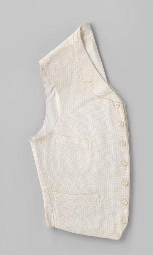 Vest with lapel collar, four slash pockets and seven mother-of-pearl buttons made of white starched cotton with open flat binding with double thread; back of white cotton