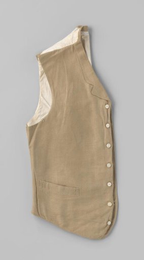 Vest with lapel collar, three slash pockets and seven mother-of-pearl buttons made of ecru-colored cotton with a rather coarse flat binding; lining of white cotton