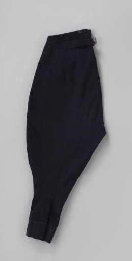 Puffed knee breeches of black cloth, with waistband, higher back, fly with concealed fastening, two slanting pockets, one flap pocket and from behind straps with buckle; part of a chauffeur's suit