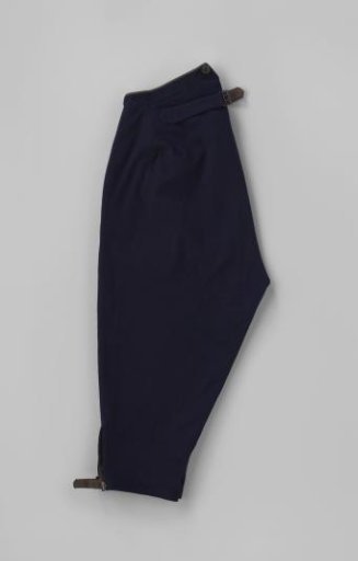 Knechtenbroek with narrow leg, fastened with three buttons and a belt with a buckle of blue cloth