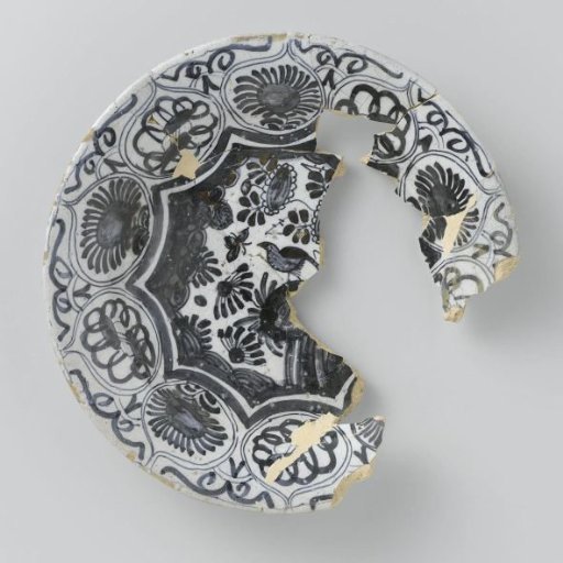 Plate, fragment, with a bird in blue on the flat. Rim with Wanli decoration