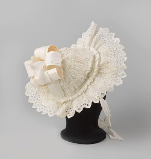 Children's sun hat of piqué with pleats filled with brass and two strips of English embroidery, decorated with a large bow at the back and a small bow on the crown