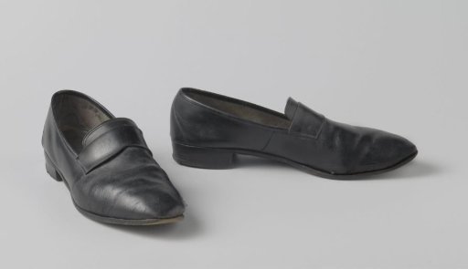 Shoe in black leather, low model, high vamp with fixed instep straps, rounded pointed toe and low heel