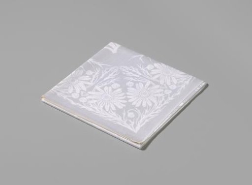 Servet van linnendamast met dessin Marguerite