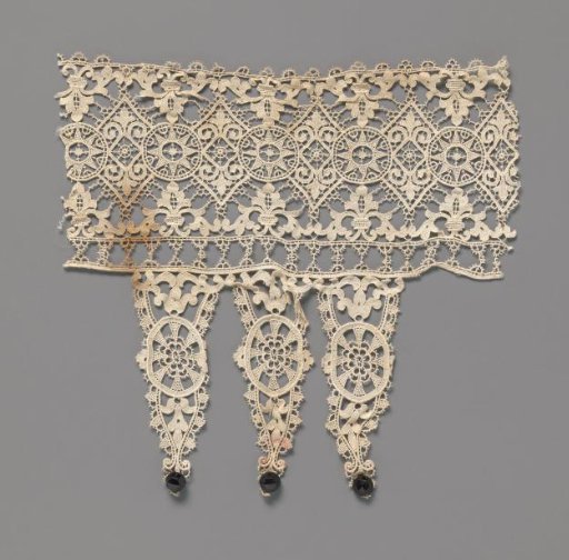 Furniture decoration of machine-made lace with gimp on long pointed scallops