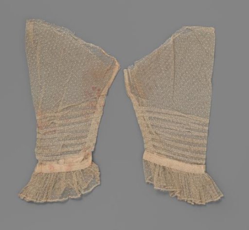 Under-sleeve of spotted tulle