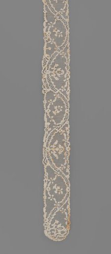 Sewn-together cap strip and cap flaps of needle lace with oval fields