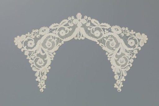 Collar of bobbin lace with volute scrolls
