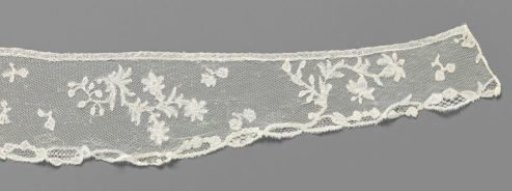 Engageante of bobbin lace with various flower sprigs