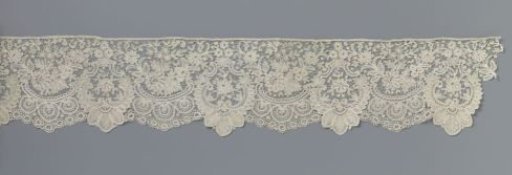 Strip of bobbin lace with two compositions of C-scrolls and daisies