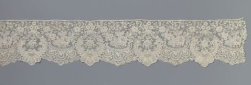 Strip of bobbin lace with two compositions of C-scrolls and daisies