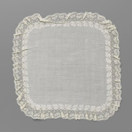 Batiste handkerchief with plumetis embroidery and a bobbin lace border