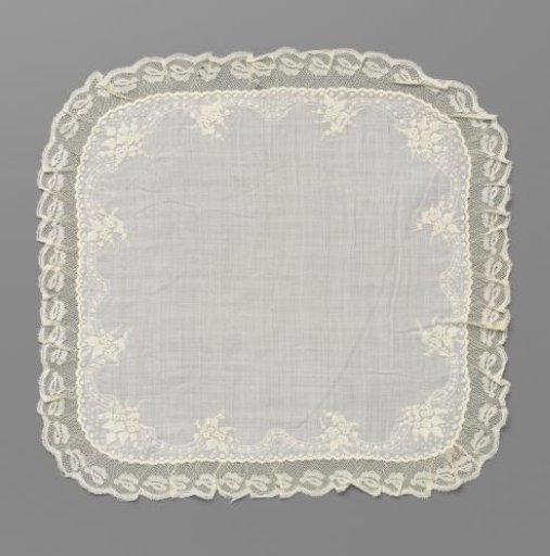 Batiste handkerchief with plumetis embroidery and a Valenciennes lace border