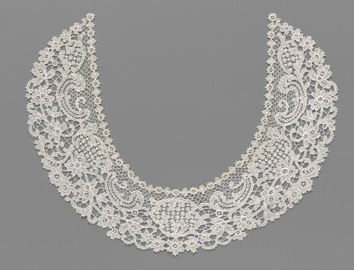 Collar of machine-made lace with floral scrolls under a border of C-scrolls