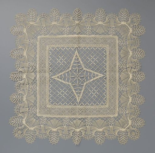 Tea tablecloth of bobbin lace with a four-pointed star in a diamond grid