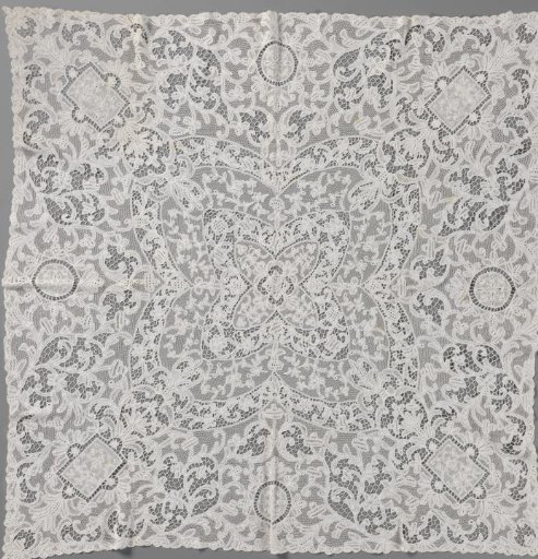 Tea Cloth of Mixed Lace with Four-Pointed Form in the Center