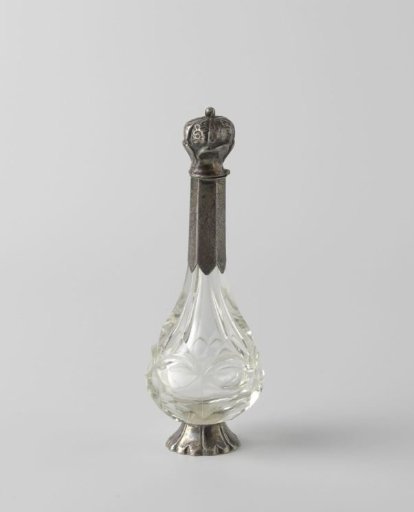 Perfume bottle of six-sided cut crystal with mount, foot and lid of silver