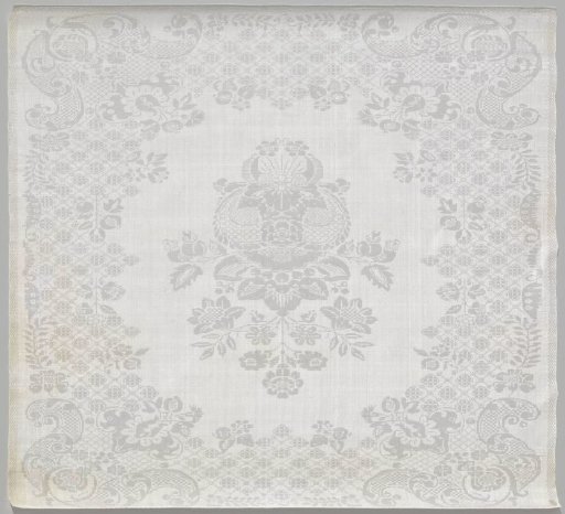 Tablecloth with lace pattern