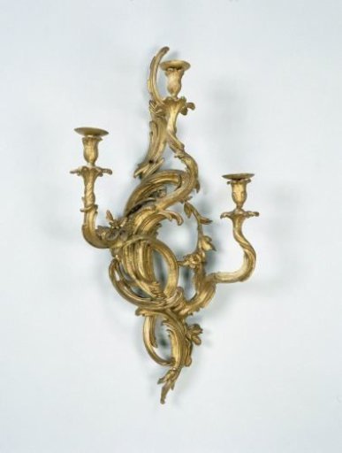 Wall arm of gilded lime wood with three candleholders and decoration of asymmetrically carved acanthus leafwork with flowers