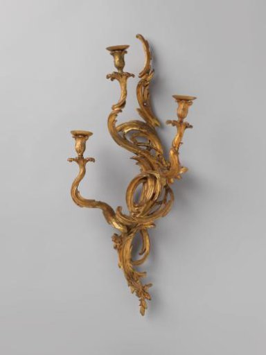 Wall arm of gilded lime wood with three candleholders and decoration of asymmetrically carved acanthus leafwork with flowers