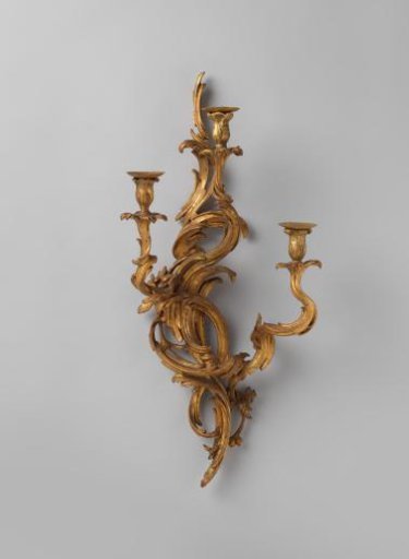 Wall arm of gilded lime wood with three candlesticks and decoration of asymmetrically carved acanthus leafwork with flowers