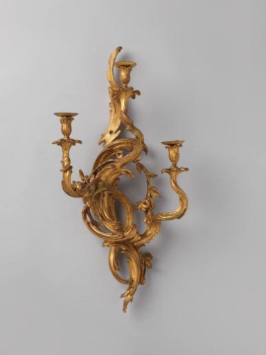 Wall arm of gilded lime wood with three candlesticks and decoration of asymmetrically carved acanthus leafwork with flowers