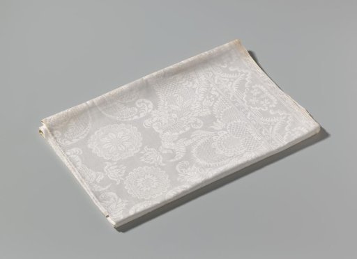 Tablecloth with lace pattern