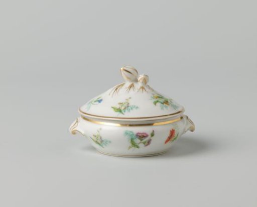 Cover of tureen with various flower sprays