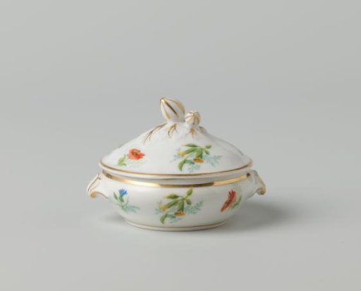Cover of a tureen with various flower sprays