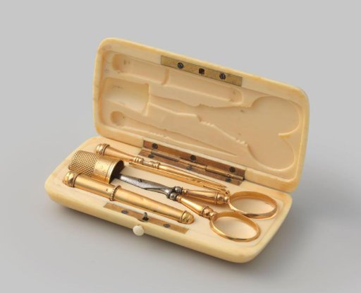 Sewing set consisting of a pair of scissors, a needle case, a thimble, an awl, a threading needle in a box