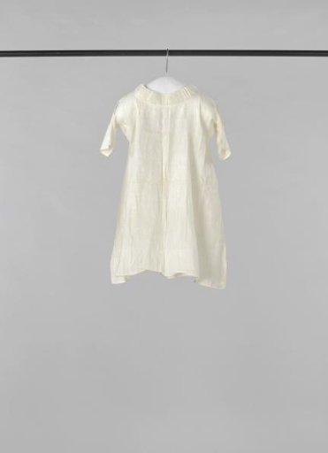 Children's shirt of fine linen batiste with a pleated collar, set-in sleeves and gussets