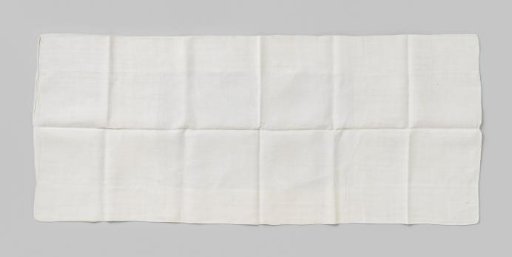 Pelwusloop with opening in the middle and two fastening straps, marked WG16.