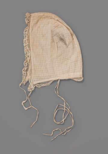 Cotton cap with woven checks and decorated with Leiden lace